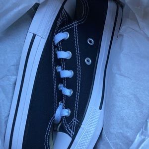Black low rise converse